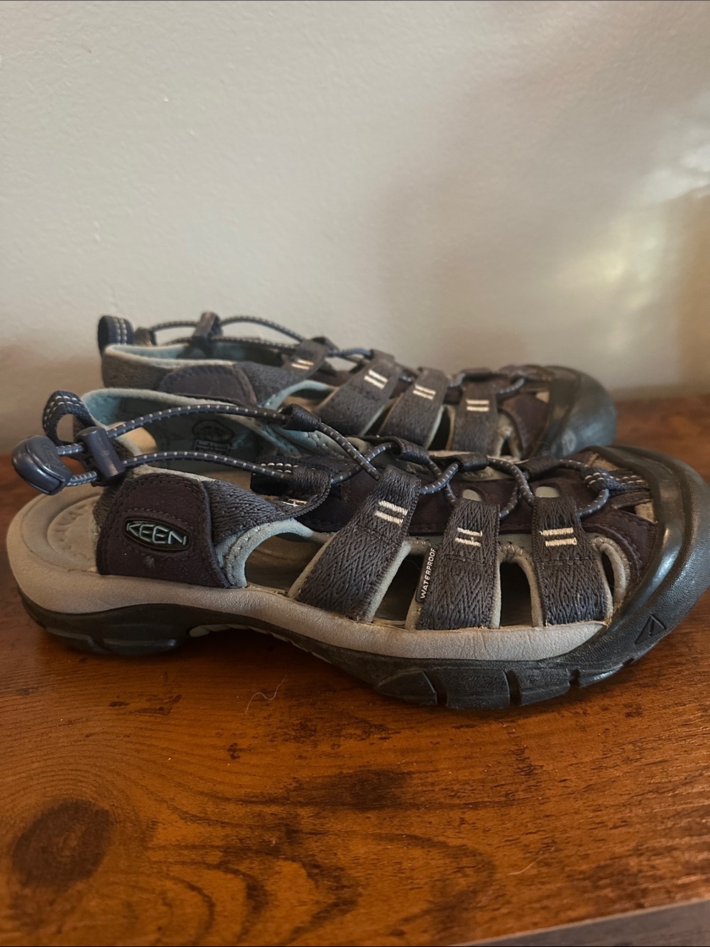 KEEN women’s Gray Closed-Toe Outdoor/Water Sandals